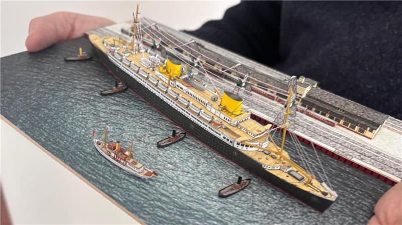 Günter Plath stellt seine Papierkunst im Museum Harsefeld aus: Das Modell der "Bremen" ist sein liebstes Stück. Davor ist ein Modell des Museumsdampfers „Schaarhörn“ zu sehen.