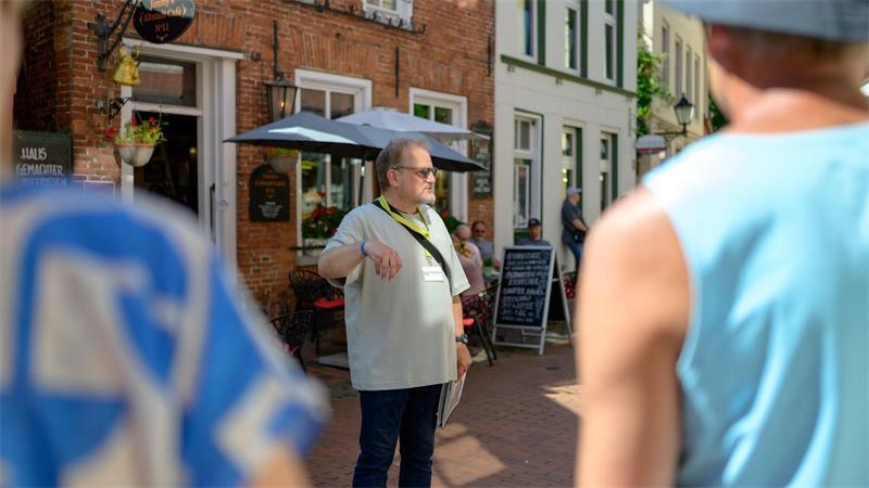 Morden in Leer - Auf den Spuren des „Friesland“-Krimis Günter Podlich kennt die Geschichten zu allen Drehorten der Filmreihe.