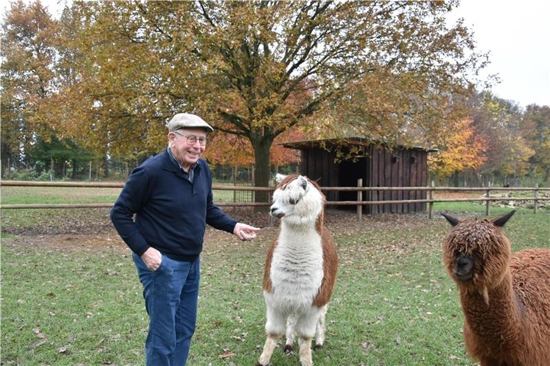 Günter Poppe: Sein Leben gehört den Tieren Günter Poppe kann nicht ohne Tiere : Hier steht er im Alpaka-Gehege. Foto: Felsch