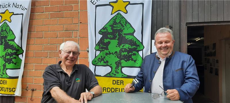 Günter Poppe und Bernd Oelkers reden beim Jahrestagung der norddeutschen Weihnachtsbaumerzeuger über Schönheitschirugie am Christbaum. Foto: Fehlbus