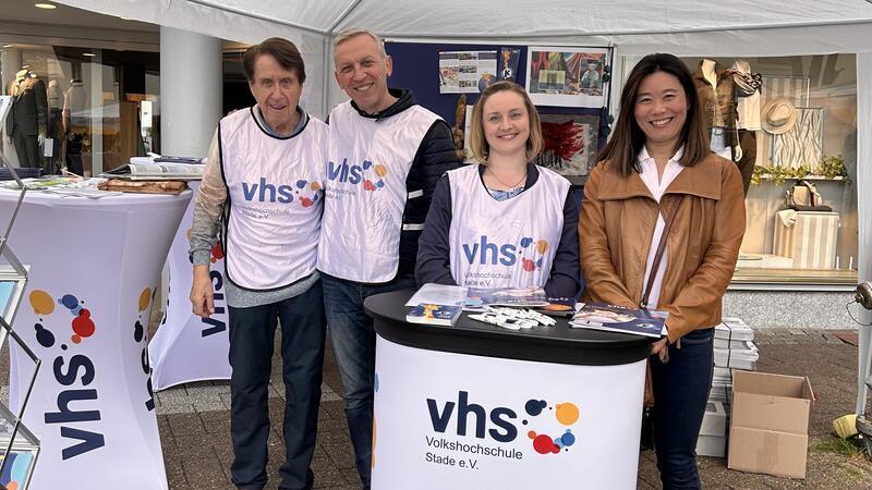 Günter Renz, Michael Stadtmüller, Elena Felger und Mihoko Uematsu von der VHS Stade stellten jüngst auf dem Wochenmarkt das neue Programm vor.