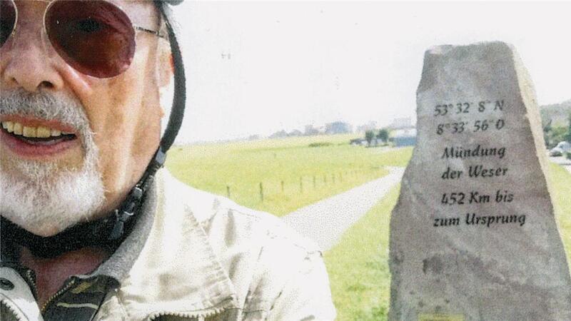 Weser-Radweg: 89-Jähriger fährt 25.000 Kilometer Günter Schulte aus Bad Salzuflen hat im Alter von 89. Jahren jetzt seine 50. Radtour auf dem Weser-Radweg abgeschlossen. Dieses Selfie schoss er am Weserstein in Blexen.