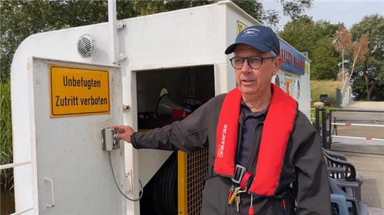 Günter Sommerfeld drückt auf den Knopf und setzt die Winde in Betrieb, um das Seil zu spannen.