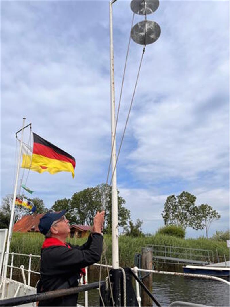 Günter Sommerfeld hisst die Bälle, um zu signalisieren: die Fähre ist in Fahrt.