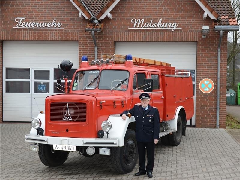 Günter Wegener, Ehren-Ortsbrandmeister der Freiwilligen Feuerwehr Moisburg, vor „seinem“ Tanklöschfahrzeug.