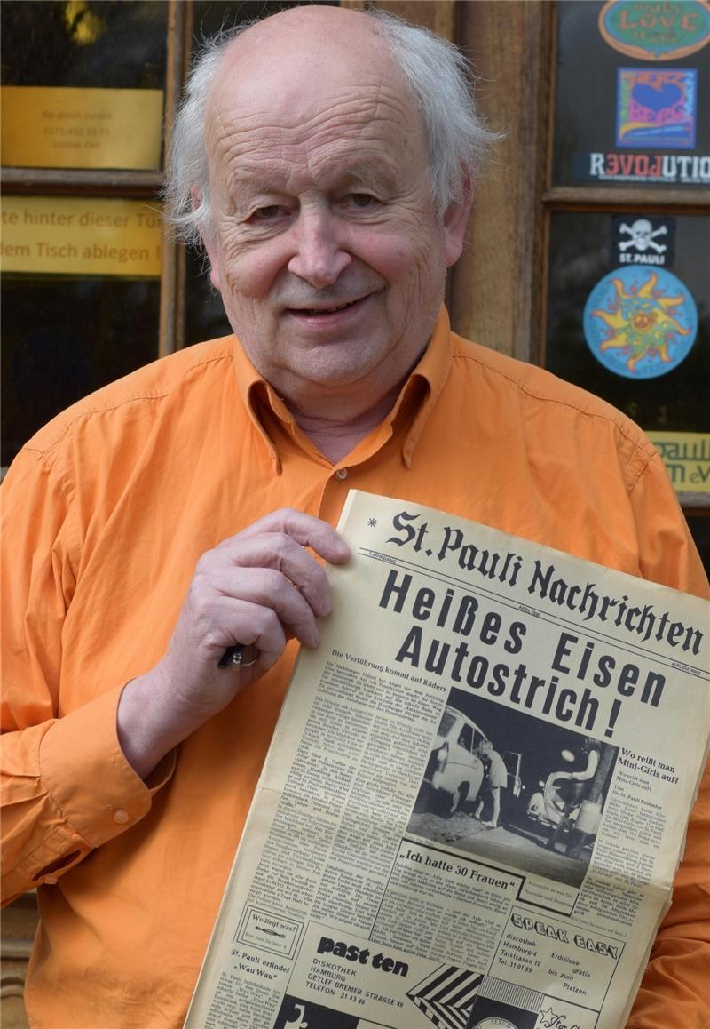 Günter Zint mit der Erstausgabe der Zeitung.