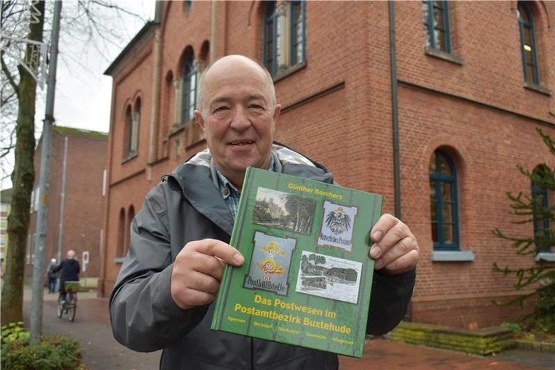 Günther Borchers ist weit über den Landkreis Stade hinaus als Experte für Briefmarken, Münzen und das Postwesen bekannt. Der Sauensieker hat bereits einige Bücher geschrieben. Foto: Vasel