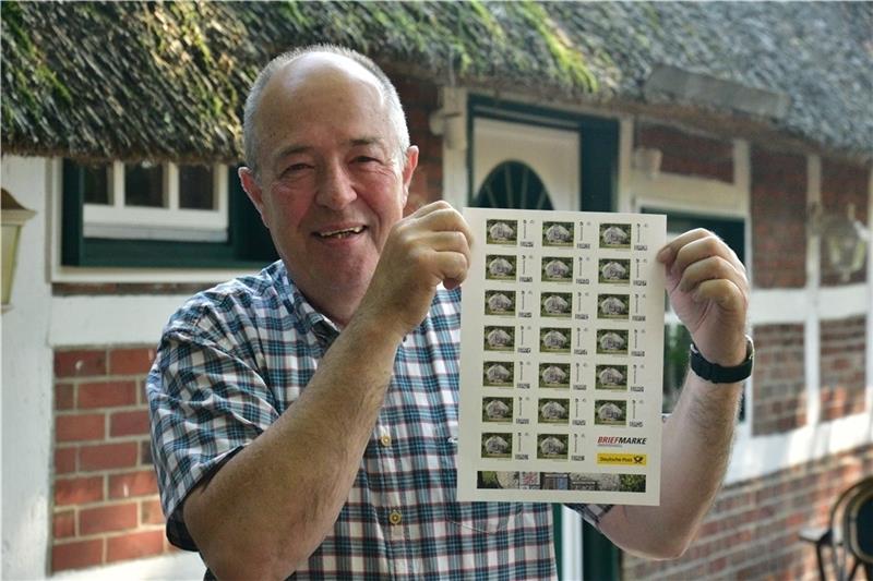 Günther Borchers mit den Briefmarken zum Drei-Kreis-Stein. Foto: Beneke