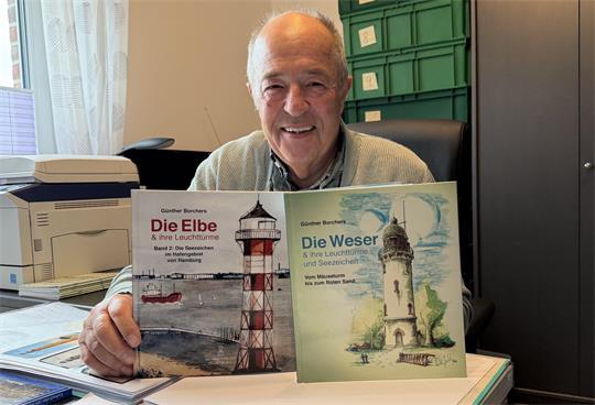 Günther Borchers mit seinen Büchern über Leuchttürme an der Elbe und an der Weser.