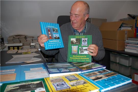 Günther Borchers mit seinen veröffentlichten Büchern. Foto: Laudien