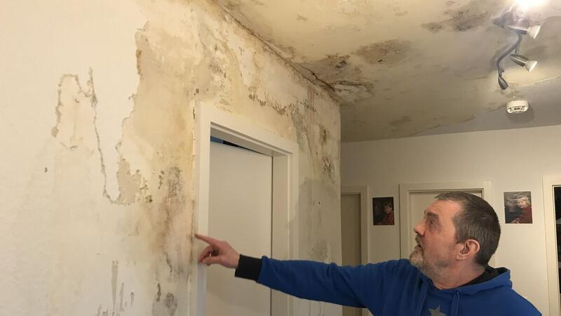 Verzweifeltes Ehepaar haust in Schimmelwohnung - und der Vermieter ist insolvent Günther Ehlen zeigt auf die Stellen im Flur, an denen sich das Wasser immer weiter den Weg bahnt.