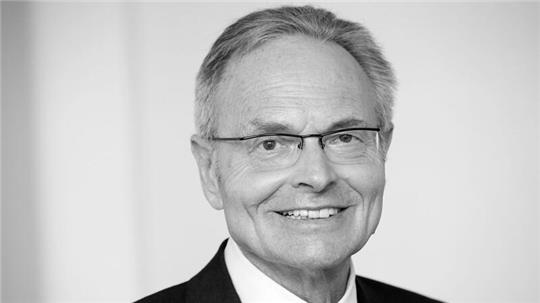 Günther Fielmann lächelt nach einer Bilanz-Pressekonferenz.