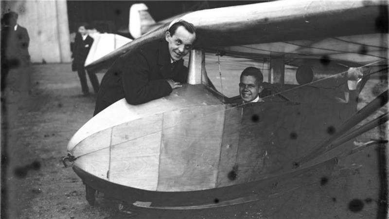 Mit 14 schon Segelflieger: Auf den Spuren von Günther Groenhoff Günther Groenhoff 1929 in einem schwanzlosen Flugzeug, links daneben der Flugzeugkonstrukteur Alexander Lippisch.