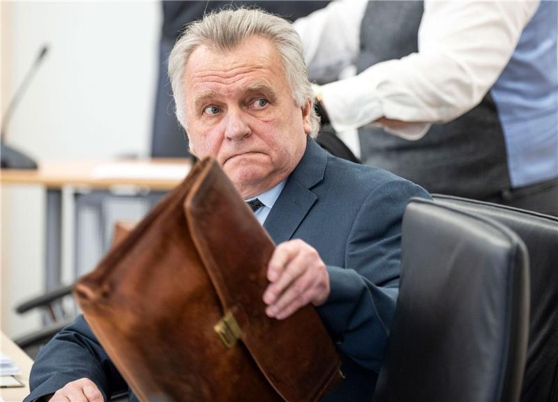 Ex-Bundesminister Krause erhält fast zwei Jahre auf Bewährung Günther Krause im Landgericht Rostock.