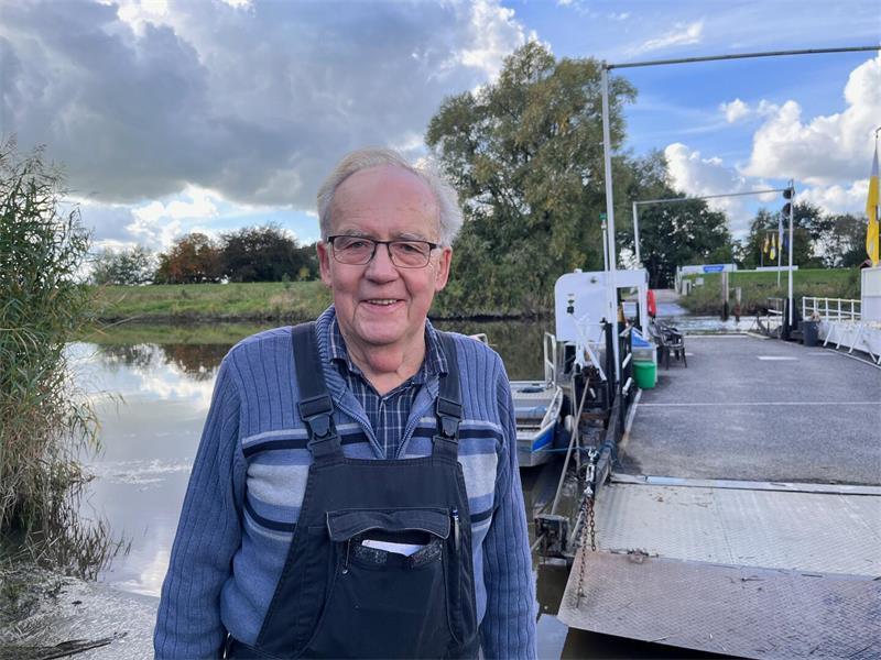 Mit Herz und Hand: Warum die Fähre Brobergen besonders ist Günther Schimkatis hält er den betagten Deutz-Motor der Fähre in Schuss.