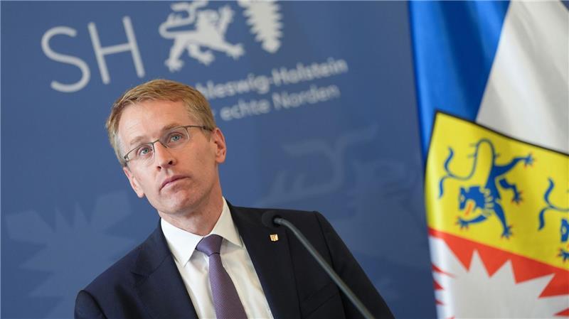 Günther lässt sich von der Bahn auch über den Stand der Arbeiten zur Schienenanbindung informieren. (Archivbild)