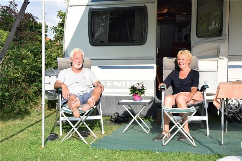 Günther und Sabine Penschow gehören zu den Dauercampern in Guderhandviertel. Fotos: Battmer