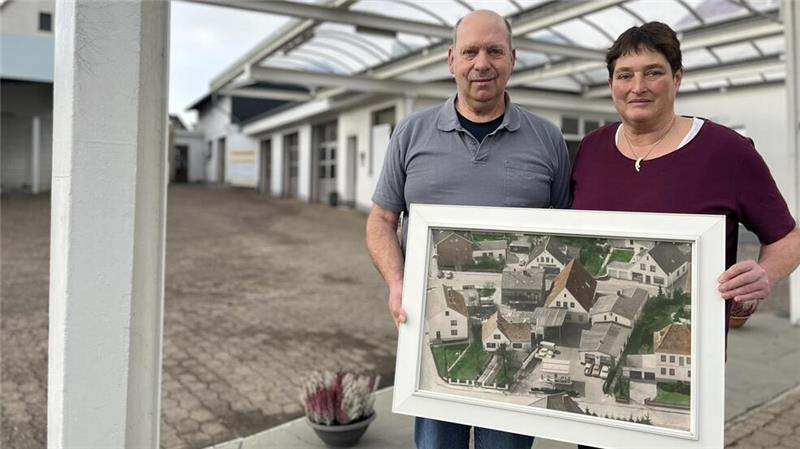 Günther und Svenja Hasselberg betreiben seit dem Jahr 2000 die Werkstatt „Auto Lohse“ - nun müssen sie den Betrieb schließen.