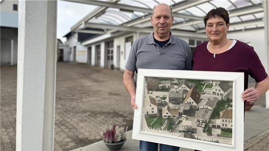 Günther und Svenja Hasselberg betreiben seit dem Jahr 2000 die Werkstatt „Auto Lohse“ - nun müssen sie den Betrieb schließen.