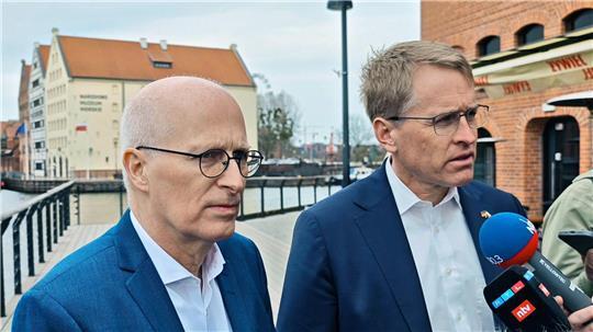 Günther und Tschentscher wollen die Kooperationen der Häfen im Ostseeraum in Sicherheitsfrage voranbringen.