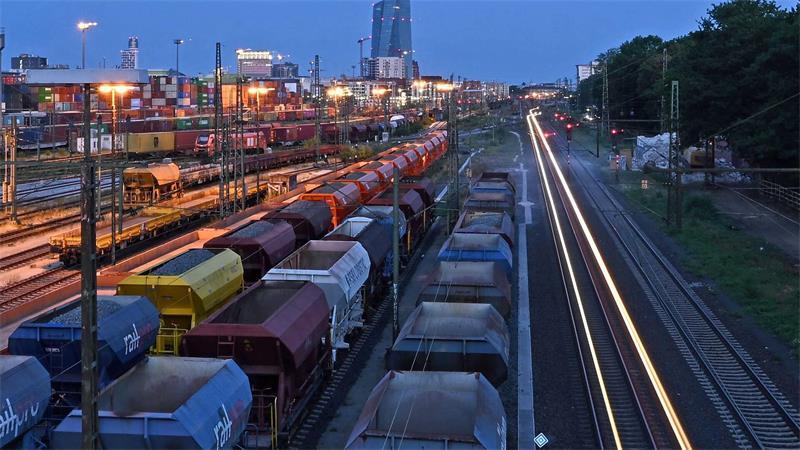Güter gehören auf die Bahn! Ein Zug fährt im ersten Morgenlicht durch den Güterbahnhof in Frankfurt am Main Ost.