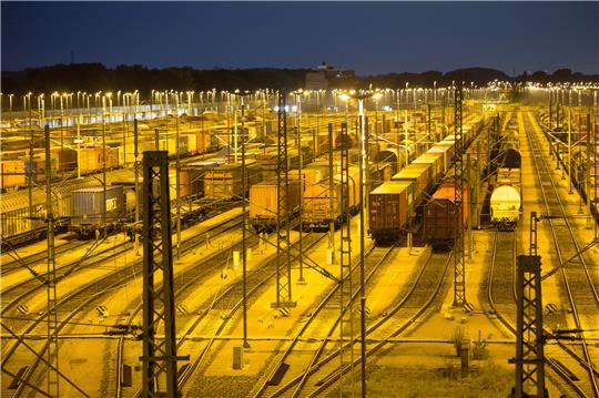Güterwaggons stehen zur blauen Stunde während eines Streiks der Lokführer auf dem Güterbahnhof Maschen. Die Lokführergewerkschaft GDL hat ihre Mitglieder vom 21. bis zum 25. August 2021 zum Streik aufgerufen. Seit dem 21. August um 17 Uhr wird der Güterverkehr bestreikt, der Streik im Personenverkehr begann am heutigen Montag um 2 Uhr. Foto: Bodo Marks/dpa