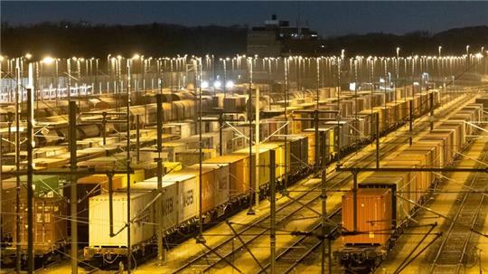 Güterzüge stehen auf dem Gelände vom Rangierbahnhof Maschen.