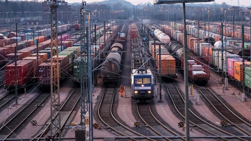 Güterzüge stehen auf dem Gelände vom Rangierbahnhof Maschen.