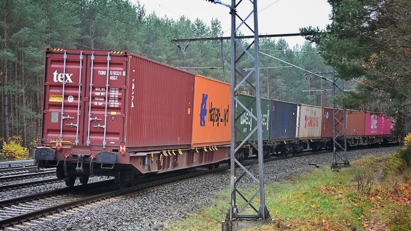 Streik im Güterverkehr der Deutschen Bahn angelaufen Güterzug.