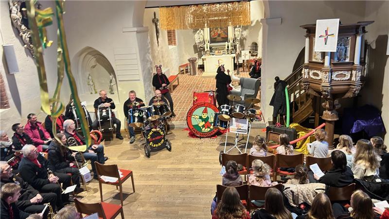 Konfettiregen in der Oldendorfer Kirche: Ein Knaller zum Faschingsauftakt Guggemusik in der Kirche: schön, schräg und mit Tempo.