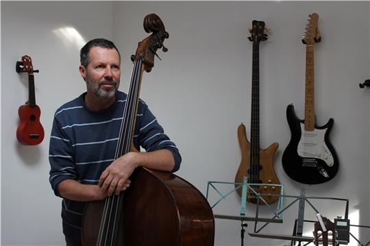 Guido Jäger, Organisator des ersten Buxtehuder Klezmer-Festivals, in seinem Musikstudio. Foto: Frank