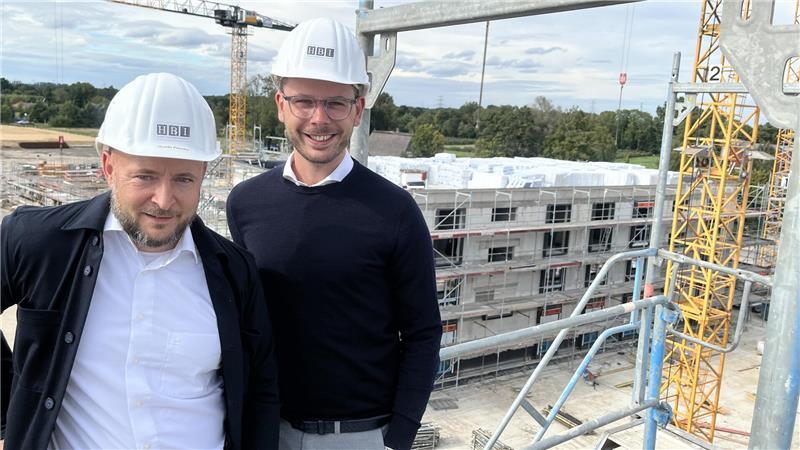 Buxtehuder Großprojekt: Im April ziehen die ersten Mieter ins Orchideenquartier Guido Reinke ist HBI-Projektleiter für das Orchideenquartier. Niels Kohlhaase (rechts) kümmert sich um die Vermarktung.