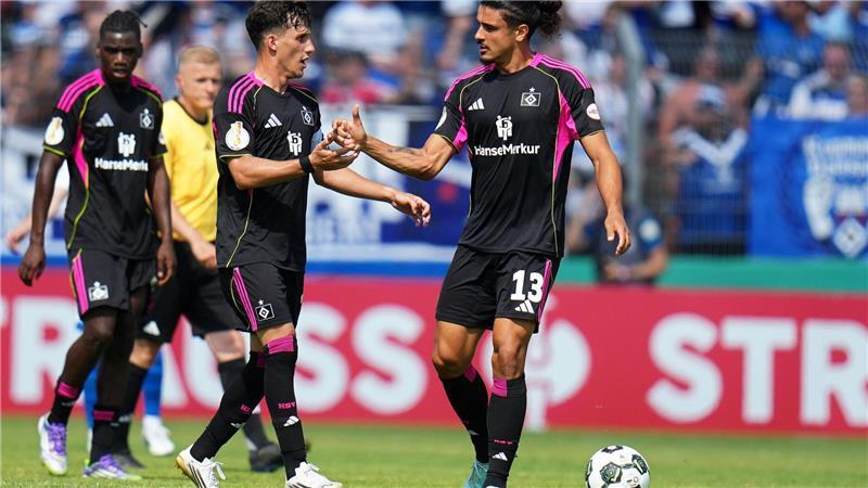 HSV entgeht nur knapp historischer Pleite - Pauli siegt im Elfmeterschießen Guilherme Ramos (r.) rettete den HSV in die Verlängerung