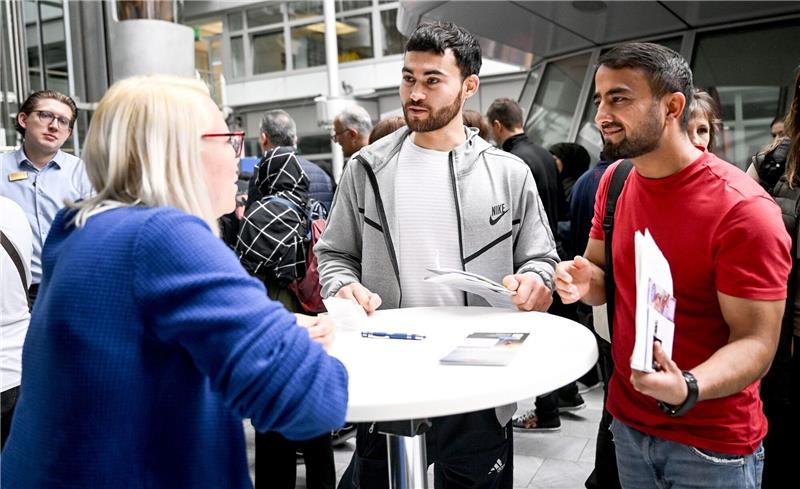 Jobmesse: Mit Migranten gegen den Fachkräftemangel Gulan und Achmad aus Afghanistan informieren sich auf der Jobmesse «FuTog Berlin» (FutureTogether Berlin) für Geflüchtete.