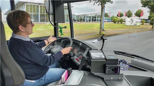Gunda Busch fährt seit sechs Jahren Bus und liebt den Umgang mit den Kindern. Auf kleinere Provokationen reagiert sie gelassen. „Manchmal singt der ganze Bus und sofort herrscht wieder gute Laune“, sagt sie.