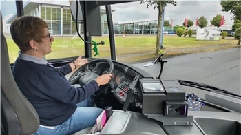 Gunda Busch fährt seit sechs Jahren Bus und liebt den Umgang mit den Kindern. Auf kleinere Provokationen reagiert sie gelassen. „Manchmal singt der ganze Bus und sofort herrscht wieder gute Laune“, sagt sie.