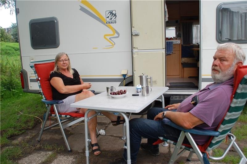 Wenn der Urlaub ins Wasser fällt: Regenfrust bei Campern im Alten Land Gunda Woile und Holger Siem aus Nordfriesland sind Schietwetter gewohnt. Fotos: Laudien
