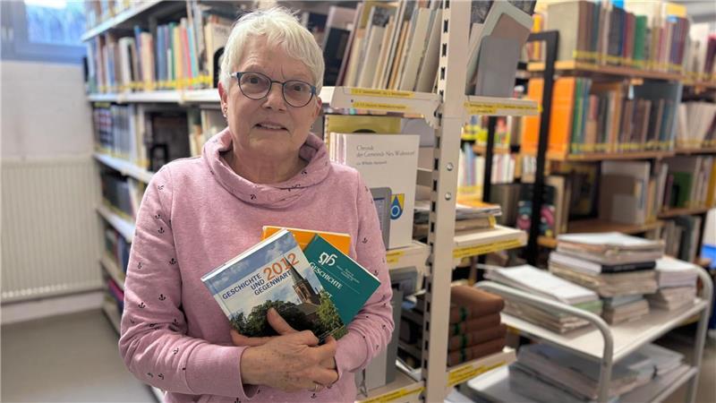 Gundi Kania kümmert sich ehrenamtlich um die Präsenzbücherei des Samtgemeindearchivs Harsefeld.