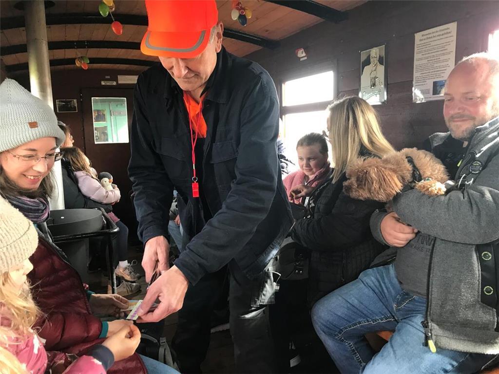 Gundo Spinner kontolliert die Fahrscheine.