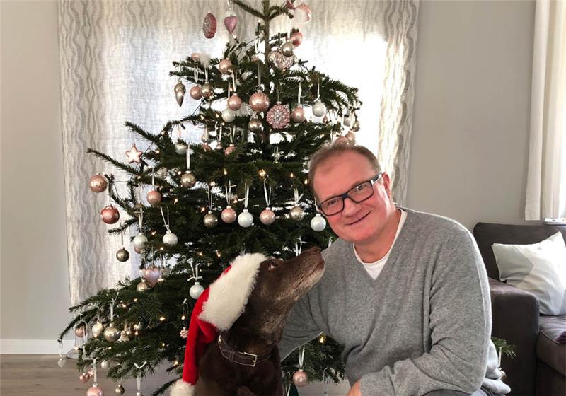 Gunnar Elsner aus Stade-Hagen schmückt den Weihnachtsbaum in diesem Jahr mit mehr als 200 Kugeln. Labrador-Hündin Polly ist auch schon in Weihnachtsstimmung. Foto: privat