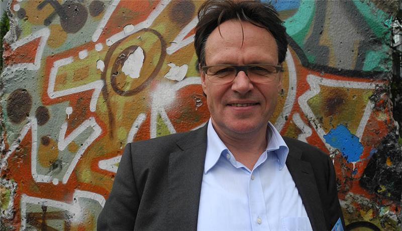 Gunther Hirschfelder, Professor für Vergleichende Kulturwissenschaft an der Universität Regensburg, schaut in die Kamera. Hirschfelder forscht schon seit Jahrzehnten über Phänomene wie Freitag, dem 13. Foto: Petra Esser/dpa