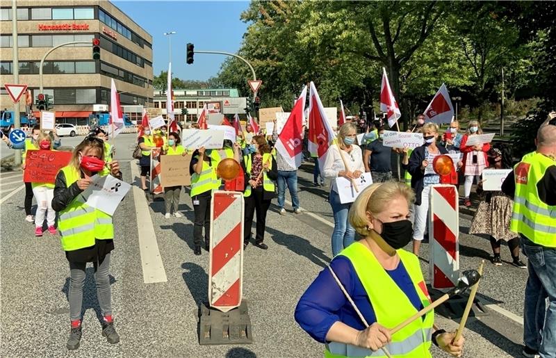 Gut 100 Mitarbeiter kamen zum Protest in der Mittagspause vor dem Otto-Hauptsitz in Bramfeld. Foto: Lorenz