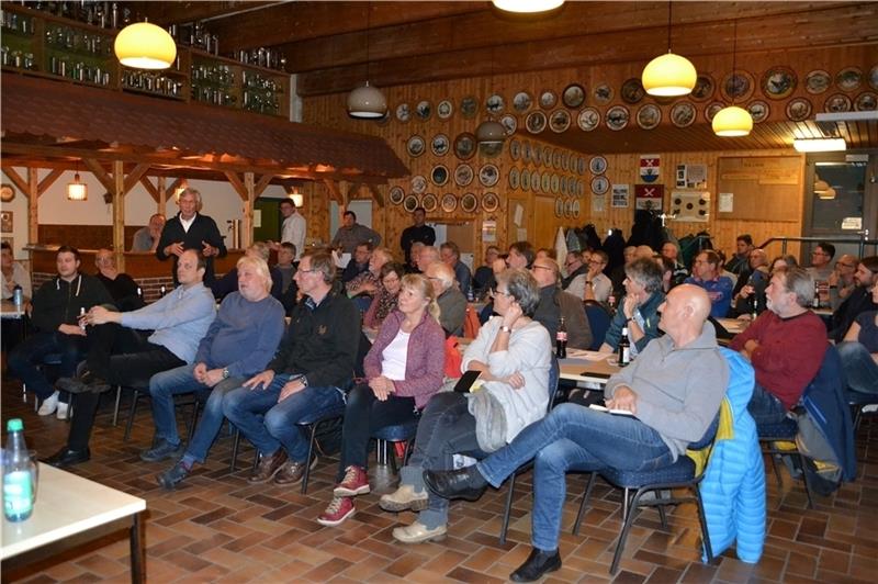 Gut 100 Zuhörer kamen am Dienstagabend in den Hagener Schießstand, um über den geplanten Funkmast zu diskutieren. Foto: Helfferich