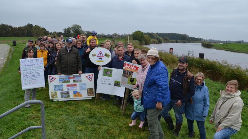 Deichanwohner an der Oste protestieren gegen die Wolfspolitik Gut 80 Anwohner und Unterstützer begrüßten die Teilnehmer der Deichschau am Ostedeich in Großenwörden. Sie sorgen sich nicht nur um die Sicherheit ihrer Tiere, sondern auch um die Menschen, insbesondere um die Kinder. Fotos: Helfferich