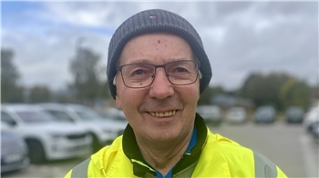 „Gut! Ich bin zum ersten Mal bei einem BSV-Spiel als Ordner auf dem Parkplatz im Einsatz. Es läuft reibungslos.“Hans-Joachim Bösch, Helfer beim Buxtehuder SV, am 5. Oktober 2025.
