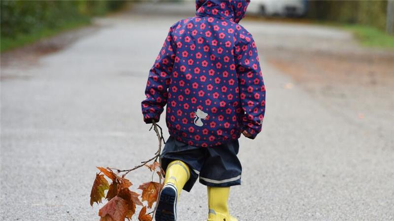 Gut ausgerüstet machen Spaziergänge im Herbstwetter Spaß. (Archivbild)
