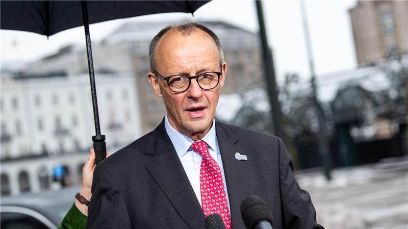 Nordsee soll „größter Energie-Hub der Welt“ werden Gut beschirmt: Kanzler Merz.