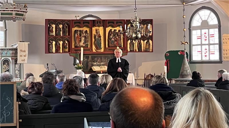 Altländer bauen auf ein gutes Miteinander und auf neue Wohnungen Gut besucht: Neujahrsempfang mit Gottesdienst in der Kirche von Twielenfleth bei 15 Grad minus.