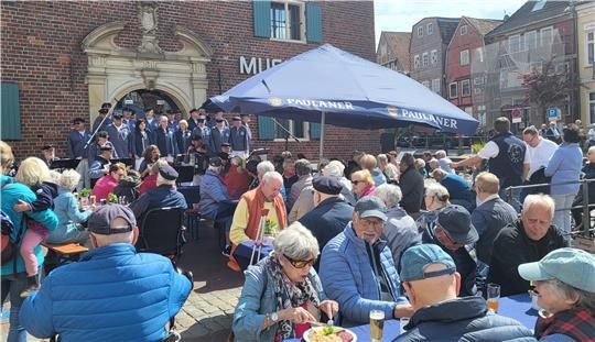 Gut besucht: Vor dem Schwedespeicher und bei Liedern der Stader Hafensänger lassen es sich die Gäste schmecken.