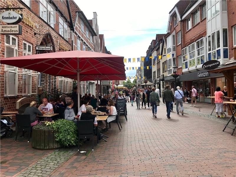 Gut besucht, aber nicht überlaufen: Die Lange Straße in Buxtehude am Sonntagnachmittag beim verkaufsoffenen Sonntag. Fotos: Lepél